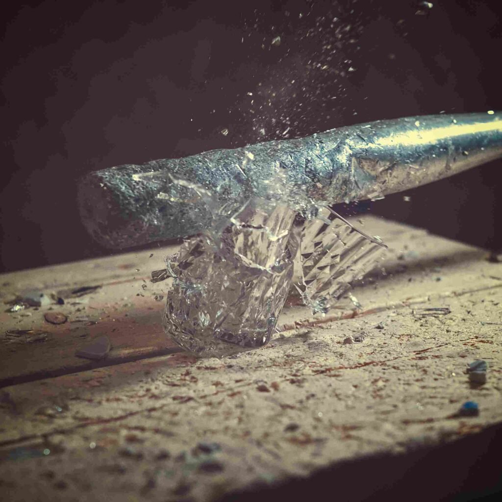Daužykla rage room – a glass being smashed