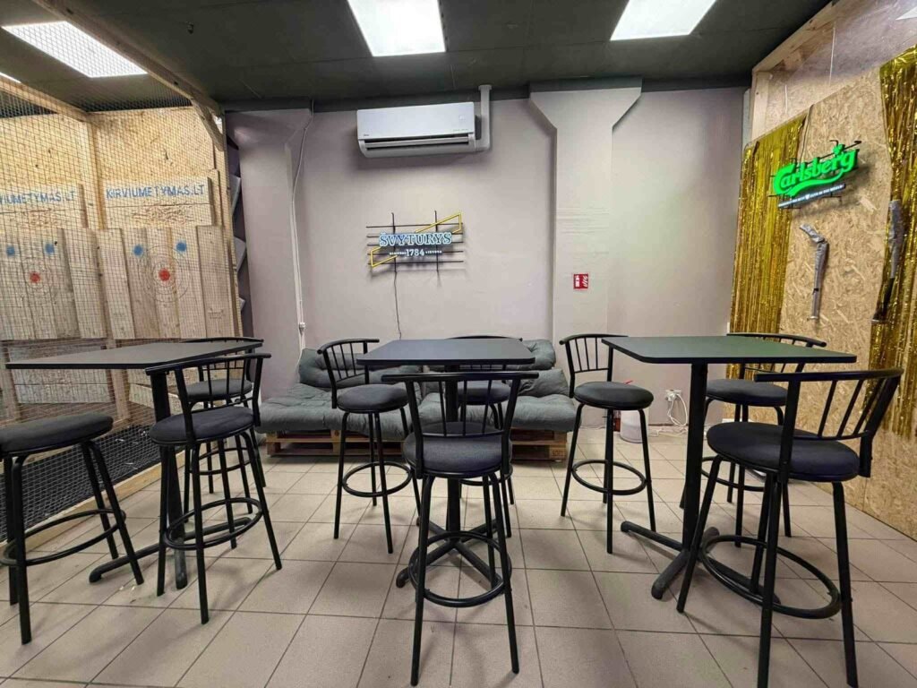 Lounge in Vilnius – tables and chairs next to the lava floor